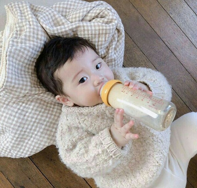 Trẻ từ 1-2 tuổi cần lượng sữa như thế nào? Có phải cứ cho trẻ uống càng nhiều sữa càng tốt hay không?- Ảnh 1.