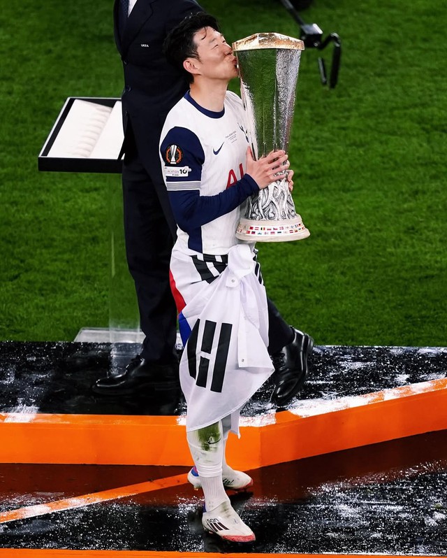 Son Heung-min khóc nức nở ngày vô địch Europa League, lùm xùm đời tư bị "đánh bay" chỉ sau 1 chiếc cúp- Ảnh 4.