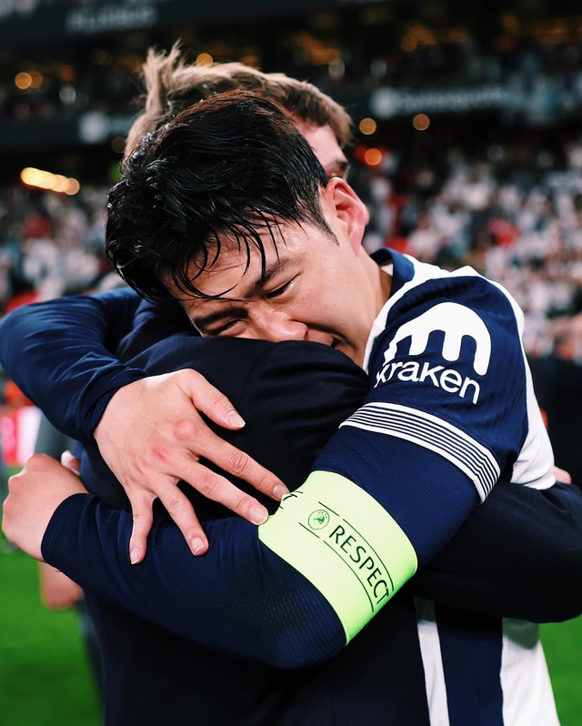Son Heung-min khóc nức nở ngày vô địch Europa League, lùm xùm đời tư bị "đánh bay" chỉ sau 1 chiếc cúp- Ảnh 1.