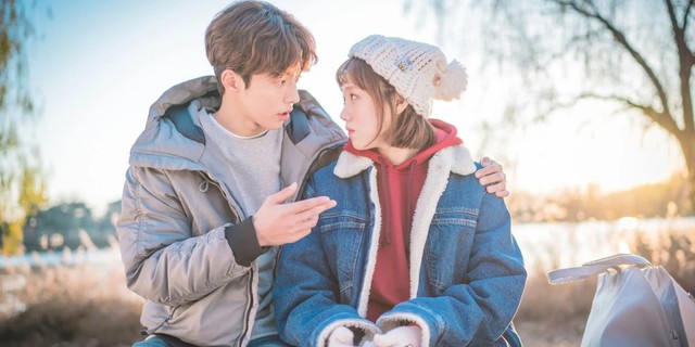 nam-joo-hyuk-talking-to-lee-sung-kyun-while-having-an-arm-around-her-weightlifting-fairy-kim-bok-joo-1747890351937-17478903520421318451388.jpg
