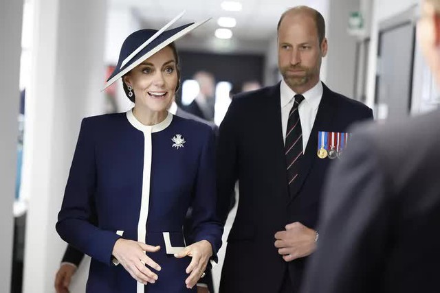 Phản ứng hài hước của Thân vương William khi Vương phi Kate được khen xinh đẹp khiến fan thích thú- Ảnh 1.