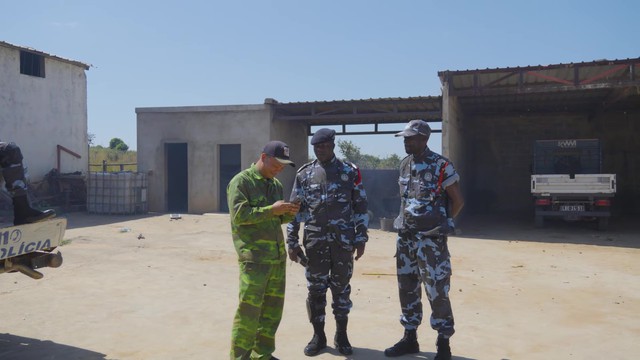 Cảnh sát Angola bất ngờ kiểm tra trang trại của Quang Linh Vlogs- Ảnh 3.