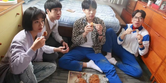 the-cast-of-1988-eating-chicken-reply-1988-1-1747890377003-1747890377163546600025.jpg