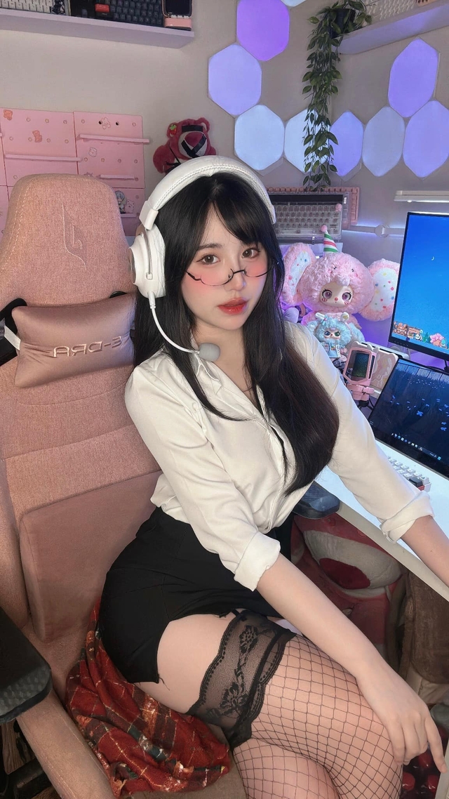 Chỉ làm content khoe góc gaming, nữ streamer vẫn gặt tương tác cực "đỉnh"- Ảnh 3.