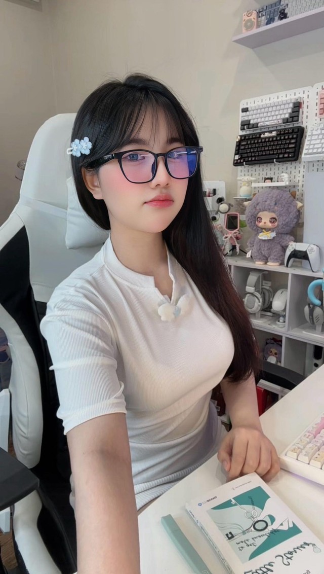 Chỉ làm content khoe góc gaming, nữ streamer vẫn gặt tương tác cực "đỉnh"- Ảnh 2.