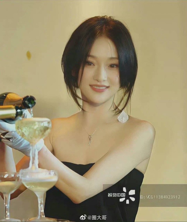 Nữ diễn viên được 1 đạo diễn đình đám khen nức nở: "Chỉ cần cao thêm 10cm, cả showbiz là của cô ấy!"- Ảnh 1.