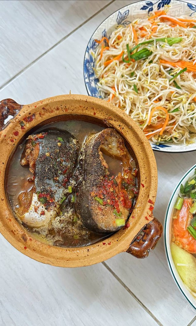 Cận cảnh nồi cá kho chỉ 40k gây sốt ở TPHCM, khách hí hửng vì 