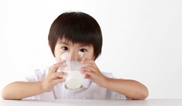 Muốn con cao vượt chuẩn, mẹ đừng quên 3 "khung giờ vàng" cho con uống sữa mỗi ngày- Ảnh 1.