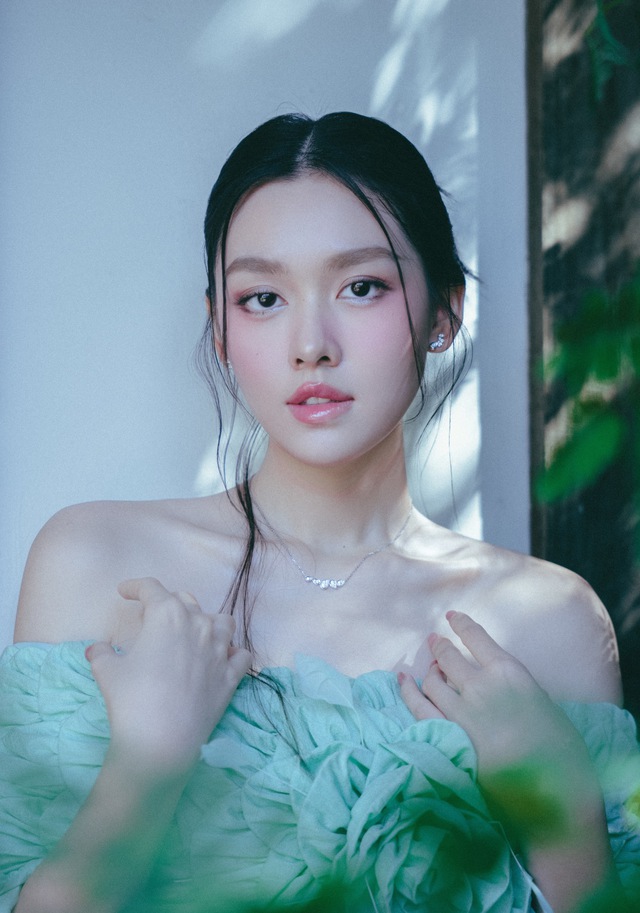 Á hậu kết hôn sớm nhất Vbiz, danh tính chồng vẫn bí ẩn- Ảnh 2. Á hậu kết hôn sớm nhất Vbiz, danh tính chồng vẫn bí ẩn- Ảnh 2.
