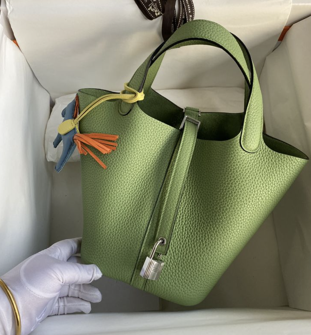 "Phú bà" Ngân Collagen và núi đồ hiệu lạ lắm: Toàn Hermès, Dior... mà nhìn kiểu gì cũng thấy "dại"- Ảnh 24. "Phú bà" Ngân Collagen và núi đồ hiệu lạ lắm: Toàn Hermès, Dior... mà nhìn kiểu gì cũng thấy "dại"- Ảnh 24.