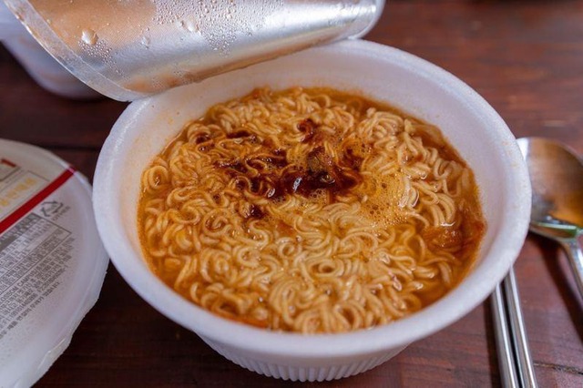 Tưởng “biết rồi khổ lắm nói mãi” vậy mà vẫn có người dùng lò vi sóng kiểu này mà không biết NGUY HIỂM kề bên- Ảnh 3.