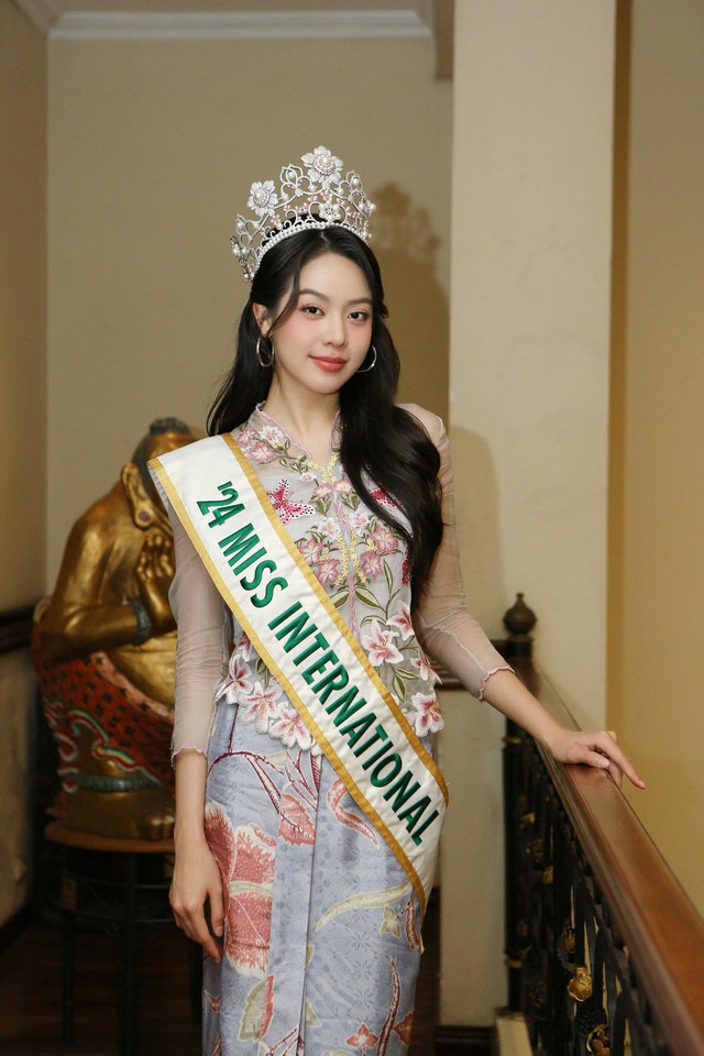 Hoa hậu Thanh Thuỷ có pha xử lý "thót tim" khi bất ngờ chao đảo, té ngã trên bậc thang sàn catwalk- Ảnh 4.