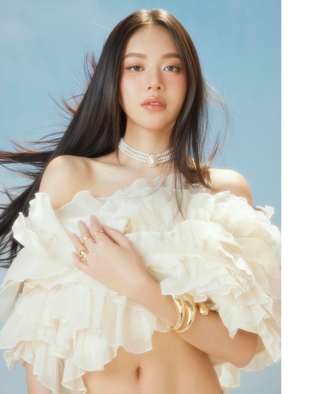 Hoa hậu Thanh Thuỷ có pha xử lý "thót tim" khi bất ngờ chao đảo, té ngã trên bậc thang sàn catwalk- Ảnh 3.