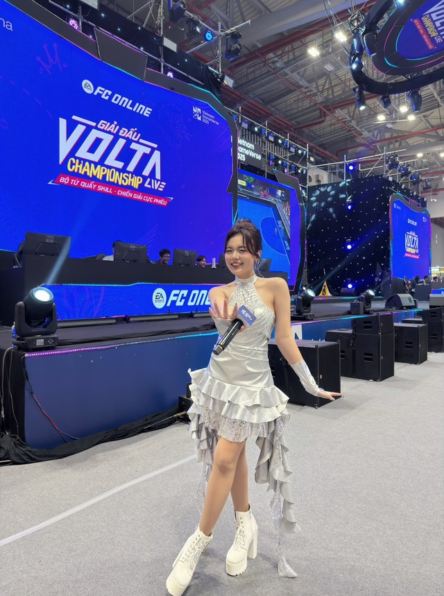 MC hot nhất Liên Quân xúng xính tại Vietnam GameVerse 2025, được "fan cứng" phong danh hiệu quý- Ảnh 2. MC hot nhất Liên Quân xúng xính tại Vietnam GameVerse 2025, được "fan cứng" phong danh hiệu quý- Ảnh 2.