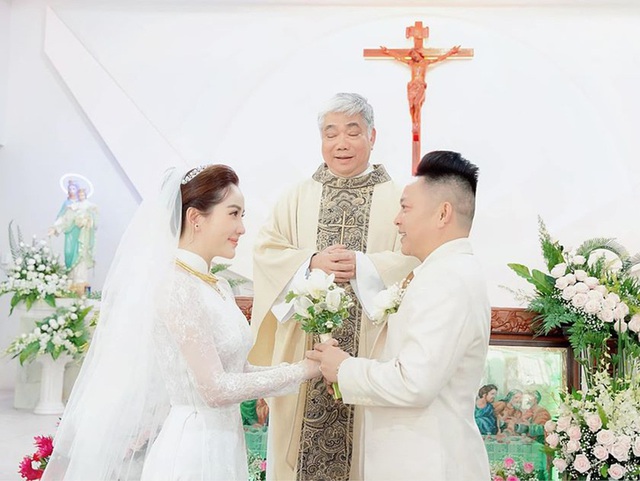 Nữ ca sĩ Vbiz "đánh úp" tổ chức lễ cưới: Có dàn vệ sĩ hùng hậu che chắn, chồng là đại gia hơn 10 tuổi- Ảnh 5.
