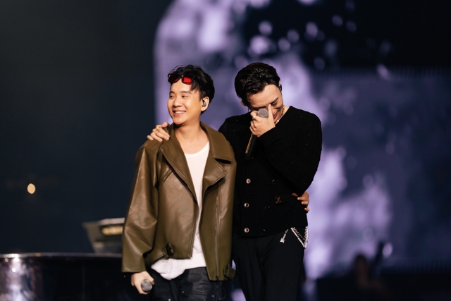 Concert đầu tiên của SOOBIN: NSND Huỳnh Tú lên sân khấu ủng hộ con trai, khiến cả khán phòng vỡ òa khi gọi... "con dâu"- Ảnh 3.