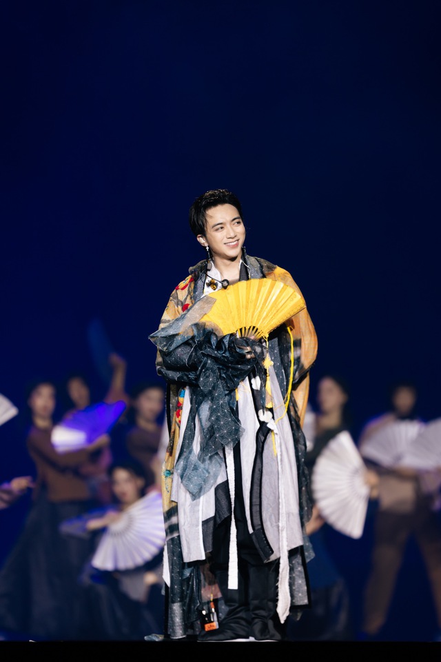 Concert đầu tiên của SOOBIN: NSND Huỳnh Tú lên sân khấu ủng hộ con trai, khiến cả khán phòng vỡ òa khi gọi... "con dâu"- Ảnh 6.