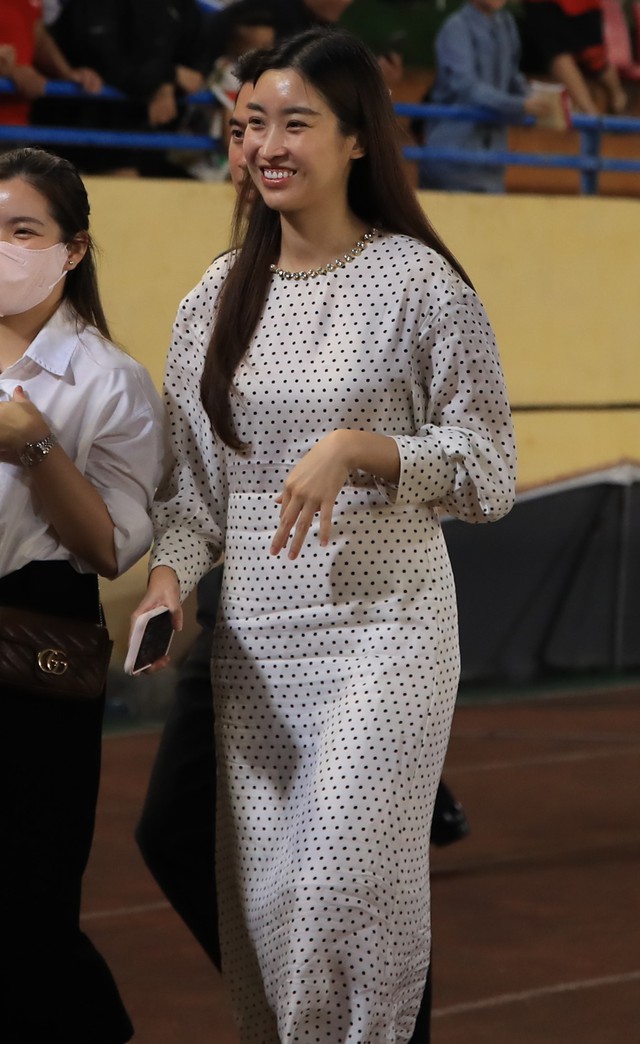 Đỗ Mỹ Linh lên xế hộp 18 tỷ cùng chủ tịch CLB Hà Nội, chiếc váy"phản chủ" làm dấy lên nghi vấn có tin vui?- Ảnh 1.