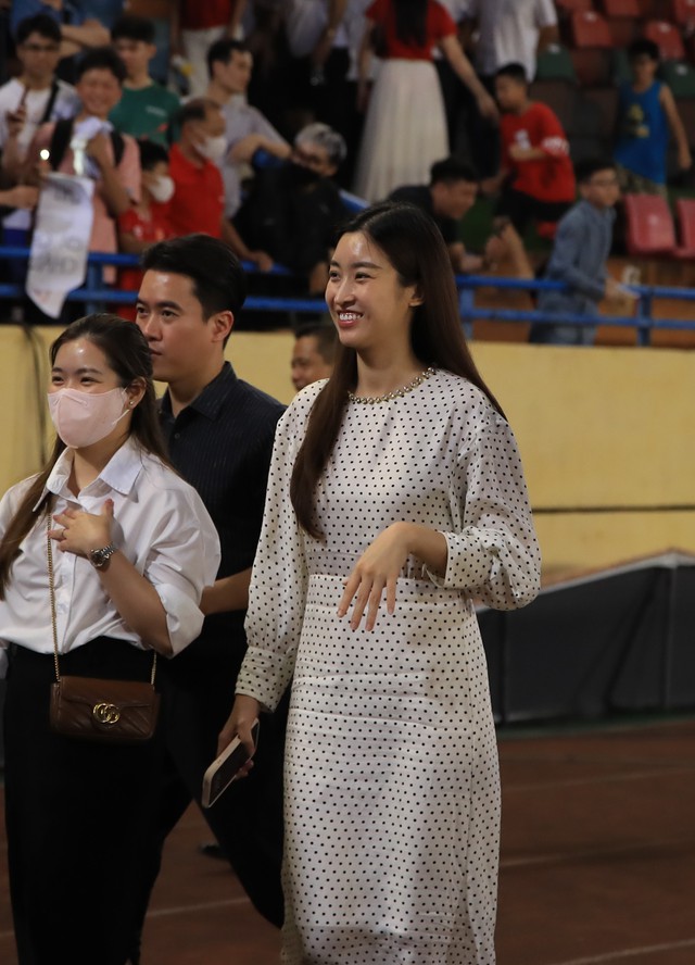 Đỗ Mỹ Linh lên xế hộp 18 tỷ cùng chủ tịch CLB Hà Nội, chiếc váy"phản chủ" làm dấy lên nghi vấn có tin vui?- Ảnh 2.
