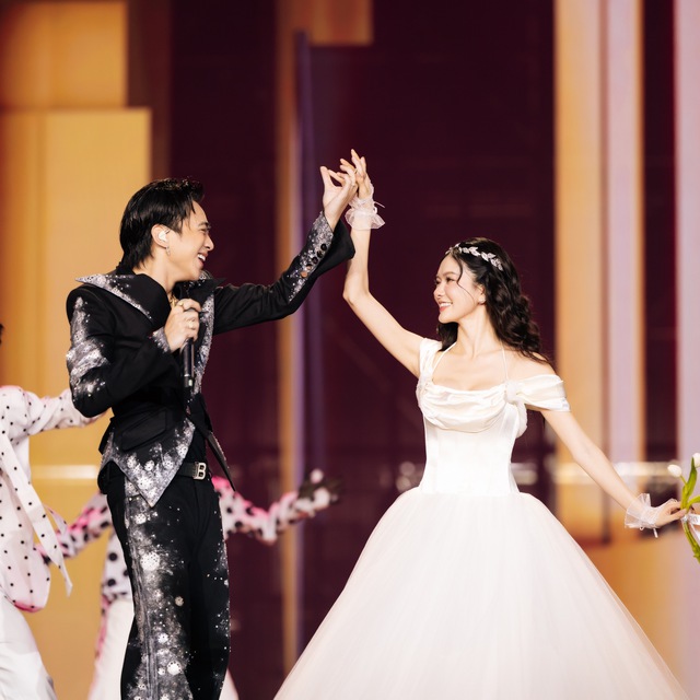 Concert đầu tiên của SOOBIN: NSND Huỳnh Tú lên sân khấu ủng hộ con trai, khiến cả khán phòng vỡ òa khi gọi... "con dâu"- Ảnh 8.