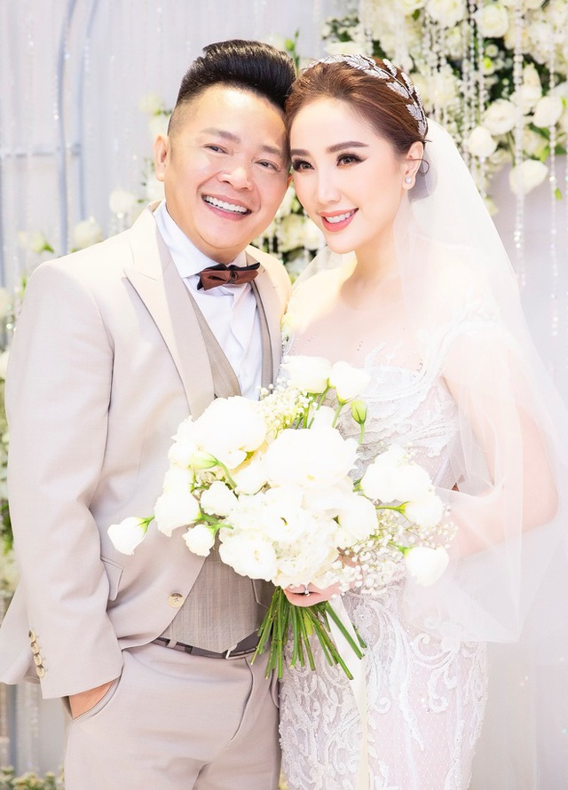 Nữ ca sĩ Vbiz "đánh úp" tổ chức lễ cưới: Có dàn vệ sĩ hùng hậu che chắn, chồng là đại gia hơn 10 tuổi- Ảnh 3.