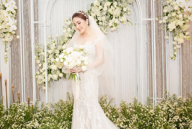 Nữ ca sĩ Vbiz "đánh úp" tổ chức lễ cưới: Có dàn vệ sĩ hùng hậu che chắn, chồng là đại gia hơn 10 tuổi- Ảnh 2.