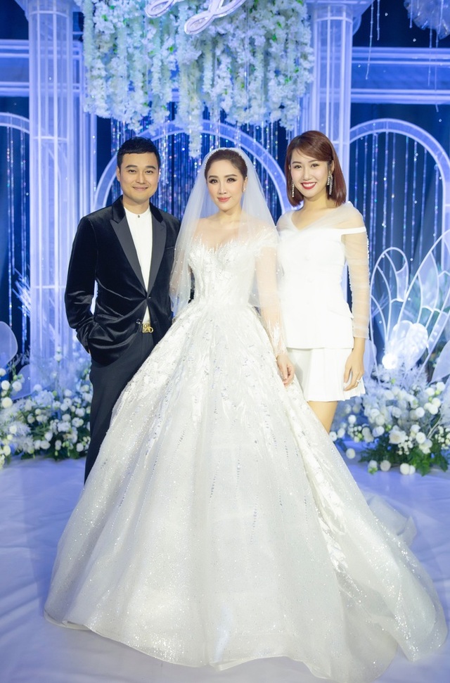 Nữ ca sĩ Vbiz "đánh úp" tổ chức lễ cưới: Có dàn vệ sĩ hùng hậu che chắn, chồng là đại gia hơn 10 tuổi- Ảnh 4.