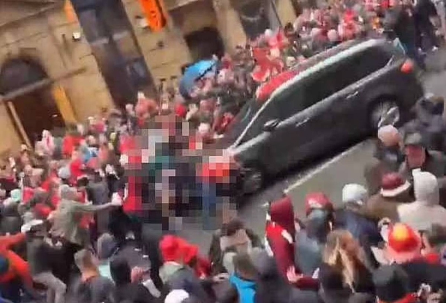 Video: Kinh hoàng cảnh "xe điên" lao vào đám đông cổ động viên diễu hành khiến hàng chục người nhập viện- Ảnh 2.