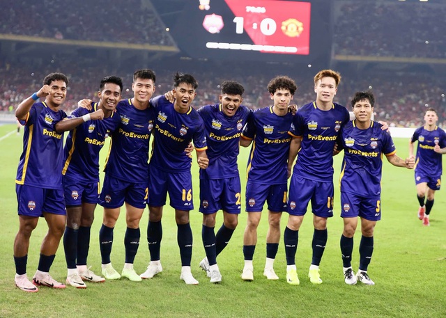 Dàn sao ĐT Việt Nam tưng bừng mừng chiến thắng MU, 1 cái tên được fan MU toàn thế giới gọi tên muốn chiêu mộ- Ảnh 1.