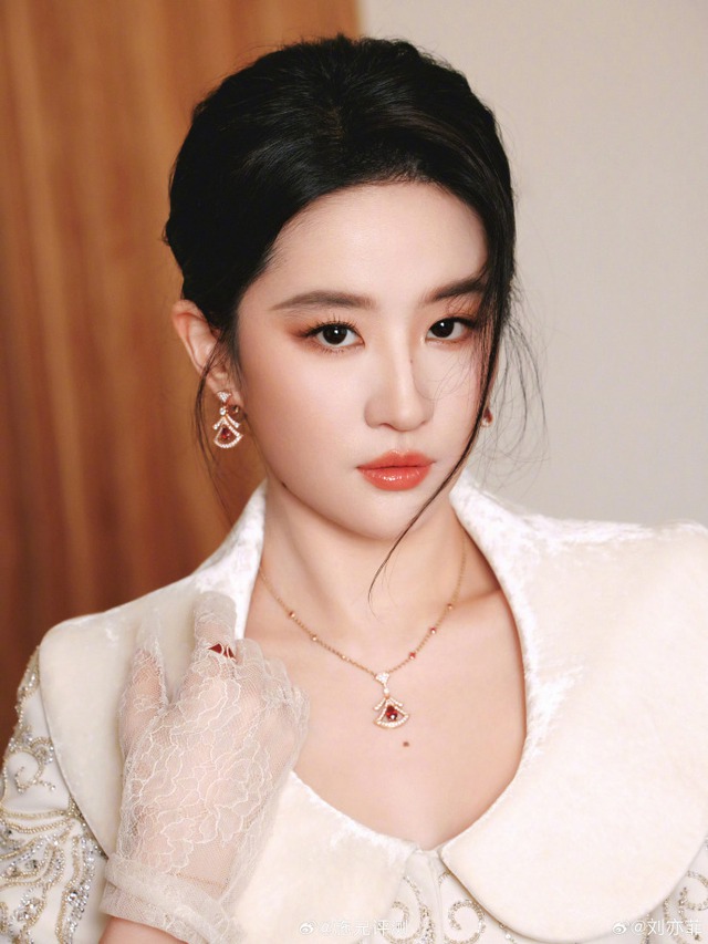 HOT nhất sáng nay: "Tóm gọn" Lưu Diệc Phi đi ăn phở Việt, 1 phản ứng đắt giá khiến 80 triệu người rần rần- Ảnh 3.