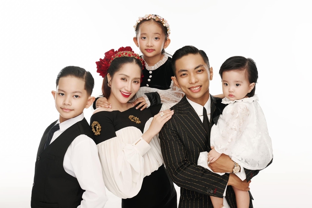 Khánh Thi - Phan Hiển lại tâm sự chuyện gia đình: “Bao hy sinh thầm lặng người ngoài không hiểu hết”- Ảnh 1. Khánh Thi - Phan Hiển lại tâm sự chuyện gia đình: “Bao hy sinh thầm lặng người ngoài không hiểu hết”- Ảnh 1.