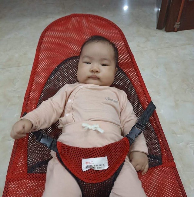Chiếc ghế đỏ "quốc dân", giá chỉ hơn 100k nhưng rất nhiều mẹ bỉm phải sắm cho các bạn không răng nhà mình- Ảnh 2. Chiếc ghế đỏ "quốc dân", giá chỉ hơn 100k nhưng rất nhiều mẹ bỉm phải sắm cho các bạn không răng nhà mình- Ảnh 2.