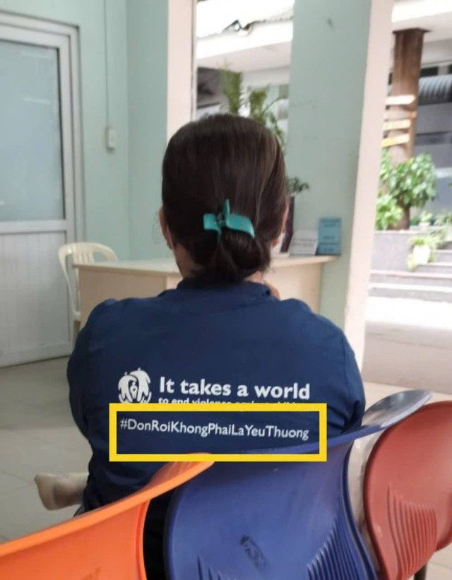 Đi khám bệnh, ông bố TP.HCM bất ngờ đọc dòng chữ sau lưng áo 1 bà mẹ: Nói thì hay, làm được mới quan trọng!- Ảnh 1.