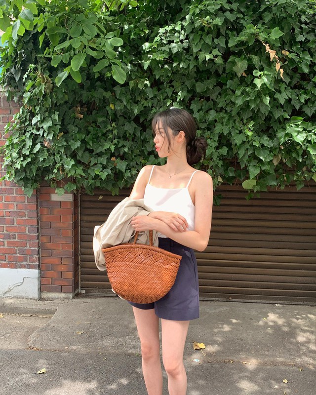 Mặc quần short khéo như thế này, chị em có hình sống ảo cực đẹp- Ảnh 3.