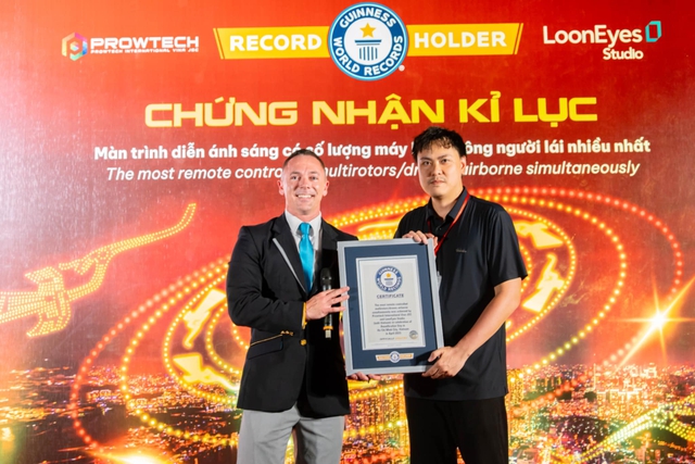 Đạo diễn màn trình diễn 10.500 drone tiết lộ về kịch bản lỡ hẹn của đêm 30/4- Ảnh 7.