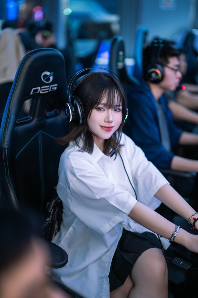 Thêm một hot girl phòng net cực nóng bỏng, cứ xuất hiện là "viral" cõi mạng- Ảnh 3.