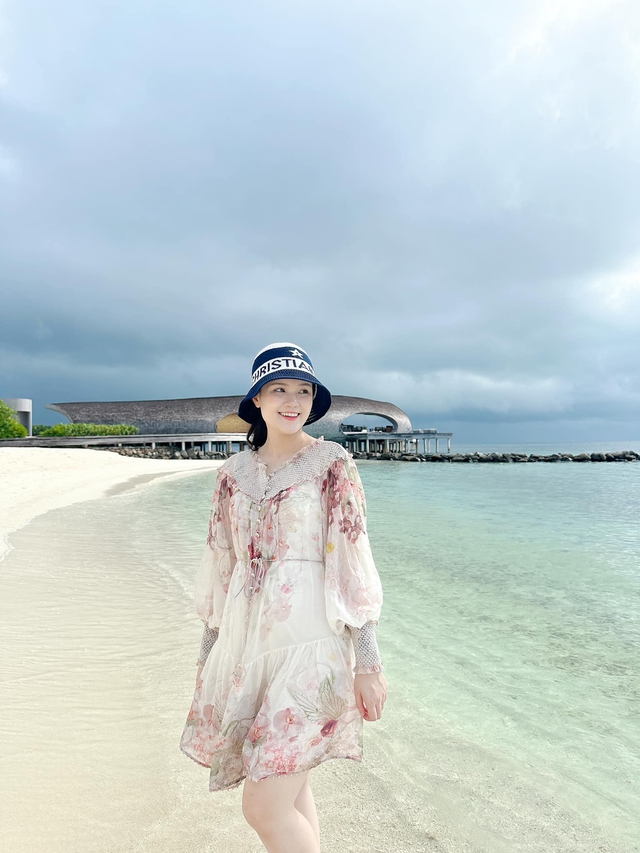 Nổi tiếng là "tiểu thư đồ hiệu", vợ Duy Mạnh vừa nhìn đã biết bị kẻ gian tráo hàng Dior "fake", phản ứng gây sốt- Ảnh 4. Nổi tiếng là "tiểu thư đồ hiệu", vợ Duy Mạnh vừa nhìn đã biết bị kẻ gian tráo hàng Dior "fake", phản ứng gây sốt- Ảnh 4.