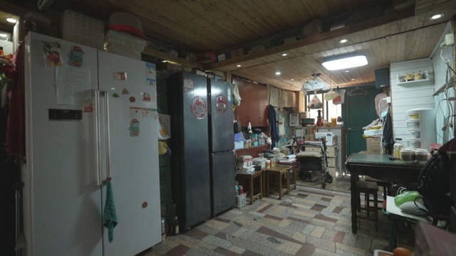 6 thành viên sống chen chúc trong căn nhà 20m²: Muốn leo cầu thang phải cúi người khom lưng, nhìn thôi đã muốn nghẹt thở!- Ảnh 1.