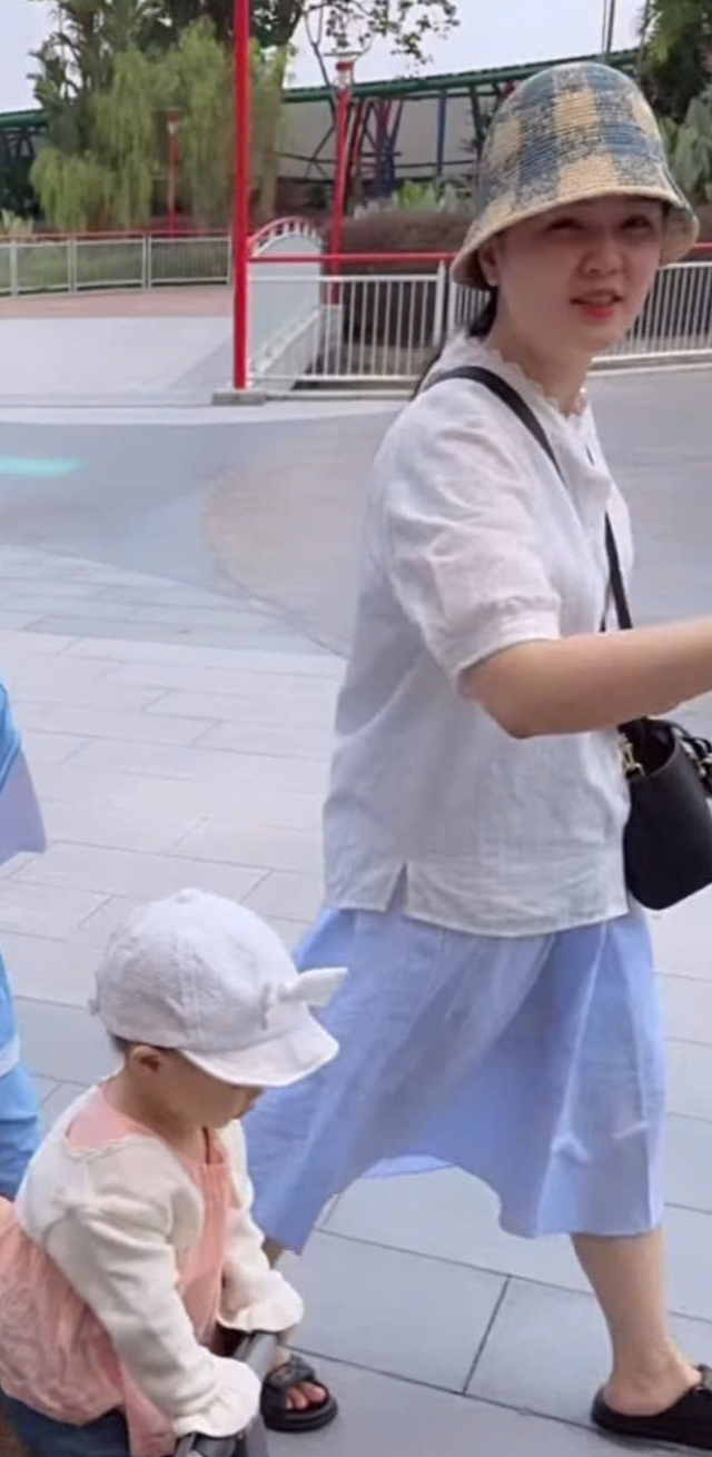 Tranh cãi gu thời trang của vợ Duy Mạnh và chị gái: Em mặc xấu có tiếng, chị diện pyjama ra SVĐ gây chú ý?- Ảnh 2. Tranh cãi gu thời trang của vợ Duy Mạnh và chị gái: Em mặc xấu có tiếng, chị diện pyjama ra SVĐ gây chú ý?- Ảnh 2.