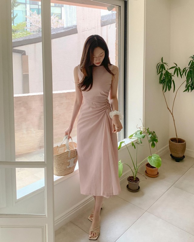 Váy và sandal: Sự kết hợp tôn dáng đỉnh cao và biến bạn thành nàng thơ trong mùa hè- Ảnh 1.