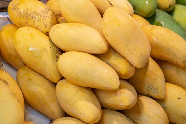 Dân buôn xoài có 4 mẹo chọn xoài chuẩn, chín ngọt tự nhiên, quả nào thịt cũng dày mà hạt siêu lép- Ảnh 1.