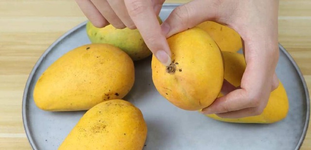 Dân buôn xoài có 4 mẹo chọn xoài chuẩn, chín ngọt tự nhiên, quả nào thịt cũng dày mà hạt siêu lép- Ảnh 2.