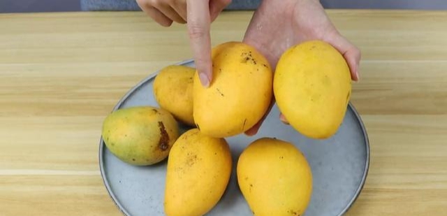 Dân buôn xoài có 4 mẹo chọn xoài chuẩn, chín ngọt tự nhiên, quả nào thịt cũng dày mà hạt siêu lép- Ảnh 3.