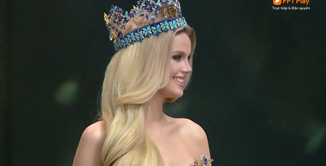 Nữ hoàng Elsa trên sân khấu Miss World: Từ người đến váy đều đẹp vô thực, một nửa có công ekip Việt Nam- Ảnh 4. Nữ hoàng Elsa trên sân khấu Miss World: Từ người đến váy đều đẹp vô thực, một nửa có công ekip Việt Nam- Ảnh 4.