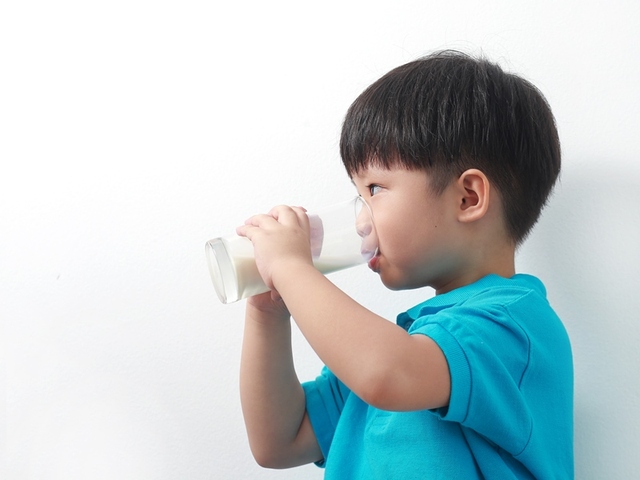 Mẹ sốt ruột vì con thấp còi, nhẹ cân nhưng chọn sữa cho con cũng đừng quên 3 "tiêu chí vàng" này- Ảnh 1.