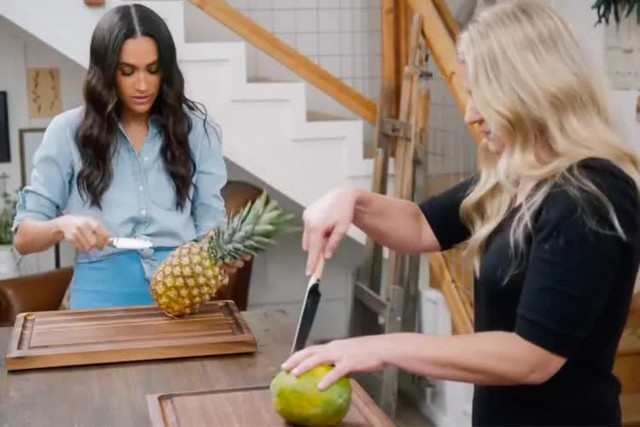 Meghan Markle gây sốt với mẹo bổ dứa “cực đỉnh” trong cảnh quay bị cắt khỏi series Netflix- Ảnh 1.