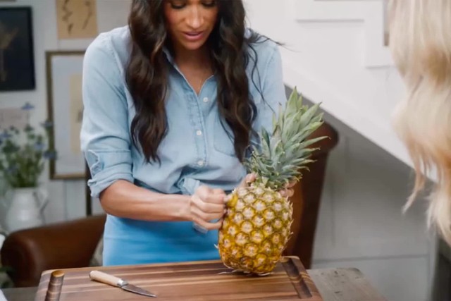 Meghan Markle gây sốt với mẹo bổ dứa “cực đỉnh” trong cảnh quay bị cắt khỏi series Netflix- Ảnh 2.