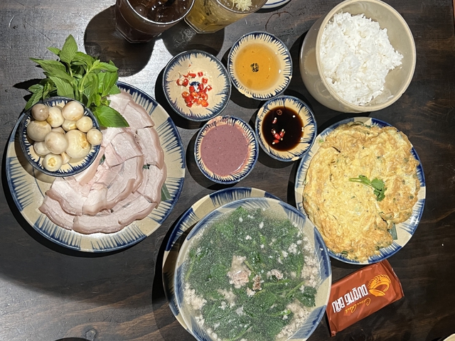 Chưa hết drama về giá “chặt chém”, Cơm Quê Dượng Bầu tiếp tục gây bức xúc vì khiến thực khách cảm thấy bị “giễu cợt”- Ảnh 3. Chưa hết drama về giá “chặt chém”, Cơm Quê Dượng Bầu tiếp tục gây bức xúc vì khiến thực khách cảm thấy bị “giễu cợt”- Ảnh 3.