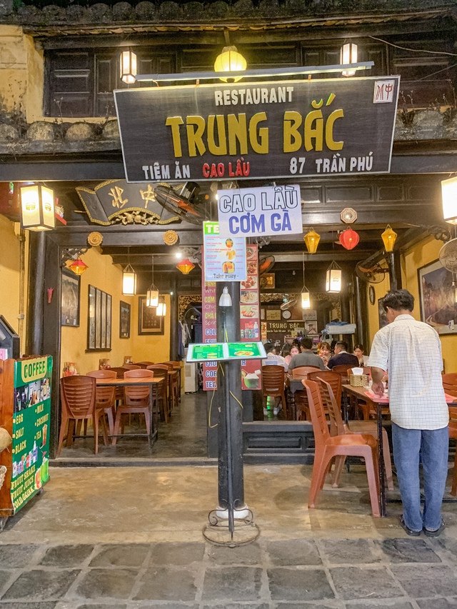 Hàng cao lầu 100 tuổi giữa phố cổ Hội An hút cả khách Tây lẫn khách Việt: Hương vị "trăm năm" có gì đặc biệt?- Ảnh 1.