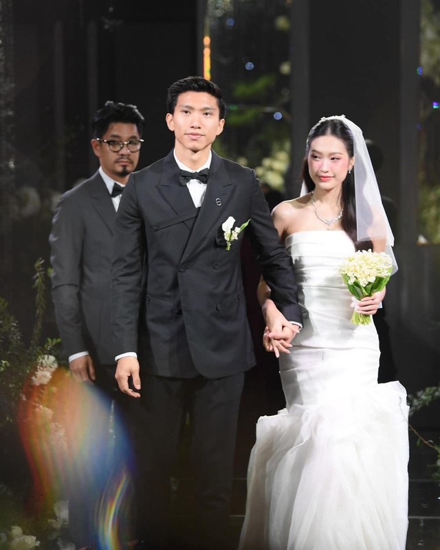 Bố mẹ vợ cực phẩm của Đoàn Văn Hậu: Visual đều trẻ đẹp nhất làng bóng đá nhưng cực hiếm chung khung hình- Ảnh 3.